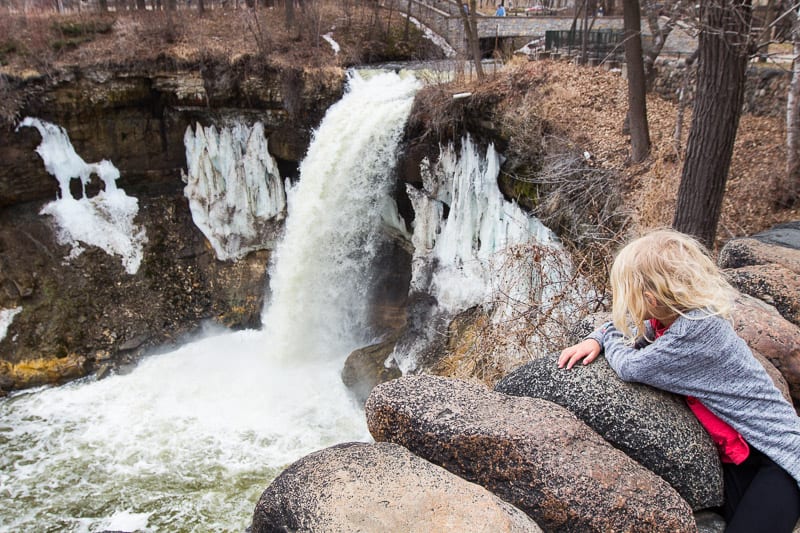 young girl looking at Minnehaha Falls, Minneaplois